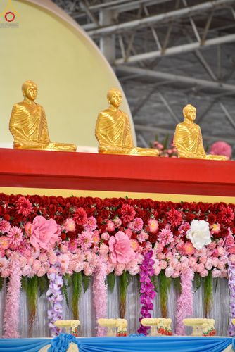 ภาพ No.79037:พิธีวางแผ่นจารึกชื่อ และพิธีวางพวงมาลัยสักการะพระบรมพุทธเจ้า ณ สภาธรรมกายสากล วัดพระธรรมกาย วันที่ 2 เมษายน พ.ศ. 2566