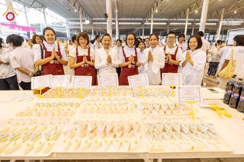 ภาพ No.279153:วันที่ 2 มกราคม พ.ศ.2569 พิธีถวายภัตตาหารเป็นสังฆทาน แด่พระธรรมยาตรา ณ วัดพระธรรมกาย ปทุมธานี ในโครงการธรรมยาตรา กตัญญูบูชา มหาปูชนียาจารย์ พระมงคลเทพมุนี(สด จนฺทสโร) พระผู้ปราบมาร อนุสรณ์สถาน 7 แห่ง ปีที่ 14