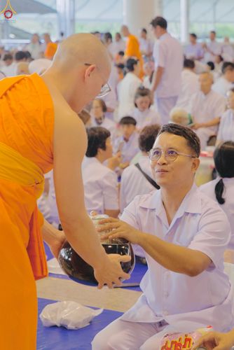 ภาพ No.311358:วันอาทิตย์ต้นเดือนที่ 1 มีนาคม พ.ศ.2569 พิธีตักบาตร และ พิธีบูชาข้าวพระ ณ สภาธรรมกายสากล วัดพระธรรมกาย