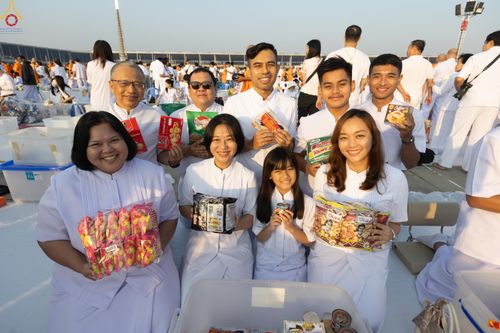 ภาพ No.279841:วันที่ 1 มกราคม พ.ศ.2569 พิธีตักบาตรในวันขึ้นปีใหม่ ณ ลานธรรม วัดพระธรรมกาย