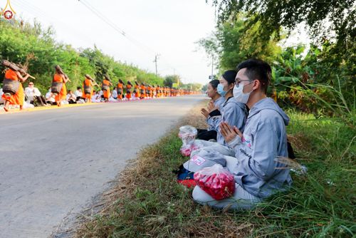 ภาพ No.296310:ภาพเบื้องหลังอาสาสมัครรวมใจ ชุดที่ 2 ในโครงการธรรมยาตรา กตัญญูบูชา มหาปูชนียาจารย์ พระมงคลเทพมุนี(สด จนฺทสโร) พระผู้ปราบมาร อนุสรณ์สถาน 7 แห่ง ปีที่ 14