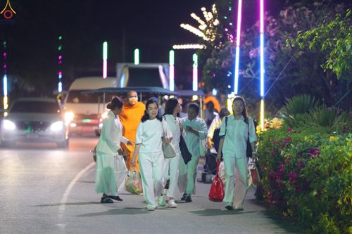 ภาพ No.289156:วันที่ 7 มกราคม พ.ศ. 2569 พิธีตักบาตรพระธรรมยาตรา ณ อนุสรณ์สถานลำดับที่ 1 สถานที่เกิดด้วยรูปกายเนื้อ อนุสรณ์สถานมหาวิหารพระมงคลเทพมุนี (โลตัสแลนด์) อ.สองพี่น้อง จ.สุพรรณบุรี ในโครงการธรรมยาตรา กตัญญูบูชา มหาปูชนียาจารย์ พระมงคลเทพมุนี(สด จนฺทสโร) พระผู้ป