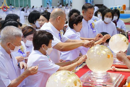 ภาพ No.86457:วันธรรมชัย ปีที่ 55 พิธีทอดผ้าป่ากฐินสมทบครั้งที่1, พิธีเจริญพุทธมนต์ ลูกนิมิตมหาสมบัติฯ พิธีจุดประทีป,พิธีฉลองชัยสวดมนต์บทธัมมจักกัปปวัตนสูตร วันอาทิตย์ที่ 27 สิงหาคม พ.ศ.2566 ณ สภาธรรมกายสากล / มหารัตนวิหารคด วัดพระธรรมกาย