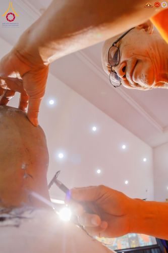 ภาพ No.284490:วันพุธที่ 17  ธันวาคม พ.ศ.2568  พิธีปลงผมนาคธรรมทายาท  โครงการบรรพชาสามเณรและบวชอุบาสิกาแก้ว  ณ วิทยาลัยศรีวิจายา (Sekolah Tinggi Agama Buddha Negeri Sriwijaya) เมืองตังเกอรัง จังหวัดบันเตน ประเทศอินโดนีเซีย