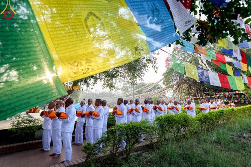 ภาพ No.314071:วันจันทร์ที่ 16 มีนาคม พ.ศ. 2569 พิธีเวียนเทียนประทักษิณ และพิธีบรรพชาสามเณร 500 รูป ณ วิหารมายาเทวี ประเทศเนปาล