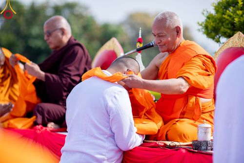 ภาพ No.314116:วันจันทร์ที่ 16 มีนาคม พ.ศ. 2569 พิธีเวียนเทียนประทักษิณ และพิธีบรรพชาสามเณร 500 รูป ณ วิหารมายาเทวี ประเทศเนปาล