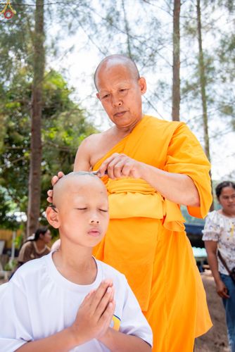 ภาพ No.320122:วันเสาร์ที่ 4 เมษายน 2569 พิธีตัดปอยผม ขอขมาผู้ปกครอง  มอบบาตร-ผ้าไตร และพิธีบรรพชาสามเณร 87 รูป  ณ ศูนย์ปฏิบัติธรรมระยอง(บ้านช่องลม)  ต.บางบุตร อ.บ้านค่าย จ.ระยอง