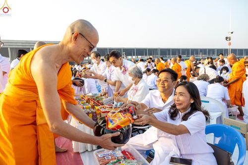 ภาพ No.279859:วันที่ 1 มกราคม พ.ศ.2569 พิธีตักบาตรในวันขึ้นปีใหม่ ณ ลานธรรม วัดพระธรรมกาย