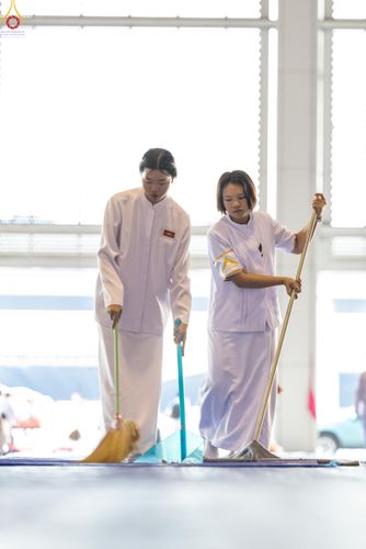 ภาพ No.311377:วันอาทิตย์ต้นเดือนที่ 1 มีนาคม พ.ศ.2569 พิธีตักบาตร และ พิธีบูชาข้าวพระ ณ สภาธรรมกายสากล วัดพระธรรมกาย