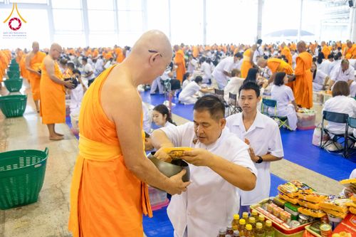 ภาพ No.308236:วันที่ 1  กุมภาพันธ์ พ.ศ. 2569 พิธีตักบาตรข้าวสารอาหารแห้ง ณ บ้านแก้วเรือนทองคุณยาย สภาธรรมกายสากล วัดพระธรรมกาย