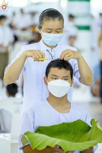 ภาพ No.78725:พิธีปลงผมนาคธรรมทายาท โครงการอบรมยุวธรรมทายาท มัชฌิมธรรมทายาท และธรรมทายาทรุ่นอุดมศึกษา ณ สภาธรรมกายสากล วัดพระธรรมกาย วันเสาร์ที่ 1 เมษายน พ.ศ. 2566