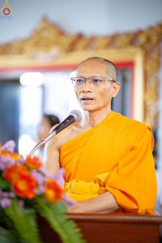 ภาพ No.83166:พิธีถวายสังฆทาน 323 วัด 4 จังหวัดชายแดนภาคใต้ ปีที่ 19 ครั้งที่ 163 พิธีมอบกองทุนหนุนแรงใจช่วยครูใต้ ปีที่ 16 ครั้งที่ 128  และพิธีทำบุญอุทิศส่วนกุศลให้ผู้วายชนม์ ในวันเสาร์ที่ 8 กรกฎาคม พ.ศ. 2566 ณ หอประชุม อาคารพระสุทธิสมณวัตรานุสรณ์   วัดมุจลินทวาปีวิ