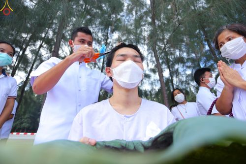 ภาพ No.82559:พิธีตัดปอยผมและปลงผมนาคธรรมทายาท ในโครงการอุปสมบทหมู่ธรรมทายาทพุทธศาสตร์สากล รุ่นที่ 7 (ภาคฤดูฝน) วันอาทิตย์ที่ 11 มิถุนายน พ.ศ. 2566 ณ  วัดพระธรรมกาย