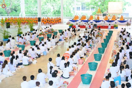 ภาพ No.80295:พิธีตักบาตรฉลองพระใหม่ ในโครงการบรรพชาอุปสมบทหมู่วันคุ้มครองโลก ณ สภาธรรมกายสากล วัดพระธรรมกาย วันอาทิตย์ที่ 16 เมษายน พ.ศ.2566