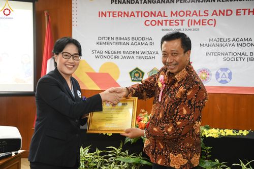 ภาพ No.82206:พิธีมอบรางวัลเกียรติยศและ การลงนามข้อตกลงความร่วมมือ (MOU)  โครงการสอบแข่งขัน  สอบตอบปัญหามงคลชีวิต 38 ประการ  ระหว่างประเทศ ในวันเสาร์ที่ 3 มิ.ย. พ.ศ.2566 ณ ห้องประชุม อวัทธนะ มหาเจดีย์บุโรพุทโธ ประเทศอินโดนีเซีย