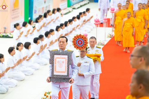 ภาพ No.78570:พิธีต้อนรับสัญญาบัตร พัดยศ ผ้าไตรและถวายมุทิตาสักการะฯ พระครูสิทธิรัตนวิเทศ และ พระครูวิเทศสันติคุณ วันอังคารที่ 28 มีนาคม พ.ศ. 2566 ณ อุโบสถวัดพระธรรมกาย