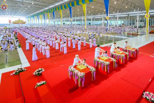 ภาพ No.78990:พิธีวางแผ่นจารึกชื่อ และพิธีวางพวงมาลัยสักการะพระบรมพุทธเจ้า ณ สภาธรรมกายสากล วัดพระธรรมกาย วันที่ 2 เมษายน พ.ศ. 2566