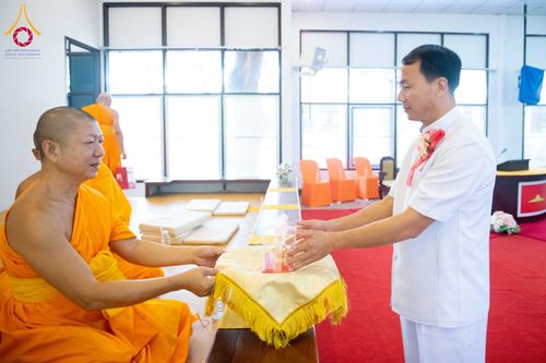 ภาพ No.278483:วันพุธที่ 10 ธันวาคม พ.ศ.2568  พิธีทอดผ้าป่าเพื่อสนับสนุนโครงการตักบาตรพระ 10,000 รูป เมืองกาญจนบุรี ณ อาคารปลูกศรัทธา วัดพระธรรมกาย