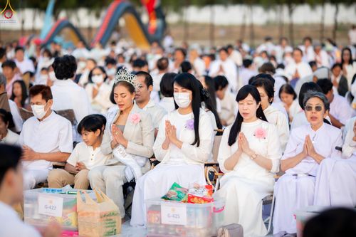 ภาพ No.302524:วันที่ 24 มกราคม พ.ศ. 2569 พิธีตักบาตรพระธรรมยาตรา ณ อนุสรณ์สถานลำดับที่ 5 สถานที่เผยแผ่วิชชาธรรมกายครั้งแรก อนุสรณ์สถานบางปลา วัดบางปลา อำเภอบางเลน จังหวัดนครปฐม ในโครงการธรรมยาตรา กตัญญูบูชา มหาปูชนียาจารย์ พระมงคลเทพมุนี(สด จนฺทสโร) พระผู้ปราบมาร อนุส