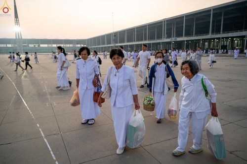 ภาพ No.279699:วันที่ 1 มกราคม พ.ศ.2569 พิธีตักบาตรในวันขึ้นปีใหม่ ณ ลานธรรม วัดพระธรรมกาย