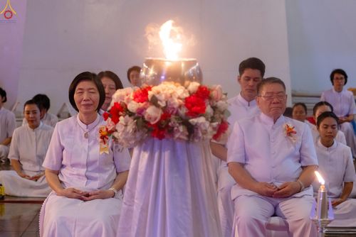 ภาพ No.331077:วันวิสาขบูชา อาทิตย์ที่ 31 พฤษภาคม พ.ศ.2569 พิธีจุดวิสาขประทีป , พิธีเวียนประทักษิณ  รอบพระมหาธรรมกายเจดีย์  และพิธีฉลองชัยสวดมนต์บทธัมมจักกัปปวัตนสูตร  ครบ 8,415,000,000 จบ ณ วัดพระธรรมกาย