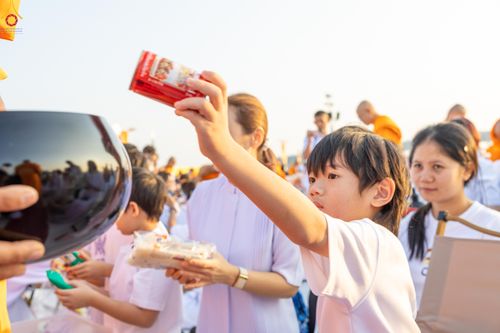 ภาพ No.279882:วันที่ 1 มกราคม พ.ศ.2569 พิธีตักบาตรในวันขึ้นปีใหม่ ณ ลานธรรม วัดพระธรรมกาย