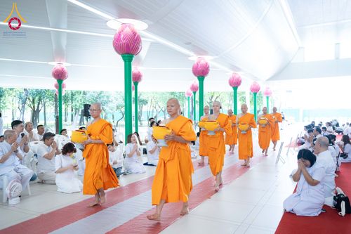 ภาพ No.286677:วันเสาร์ที่ 12 กรกฏาคม พ.ศ.2568 พิธีบรรพชาอุปสมบท  โครงการบรรพชาอุปสมบทหมู่ ธรรมทายาทนานาชาติ(ภาคภาษาจีน), โครงการบรรพชาสามเณร โรงเรียนนานาชาติ รุ่นที 14