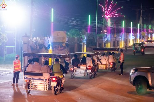 ภาพ No.294312:วันที่ 14 มกราคม พ.ศ. 2569 พิธีตักบาตรพระธรรมยาตรา ณ วัดสองพี่น้อง ต.ต้นตาล อ.สองพี่น้อง จ.สุพรรณบุรี ในโครงการธรรมยาตรา กตัญญูบูชา มหาปูชนียาจารย์ พระมงคลเทพมุนี(สด จนฺทสโร) พระผู้ปราบมาร อนุสรณ์สถาน 7 แห่ง ปีที่ 14