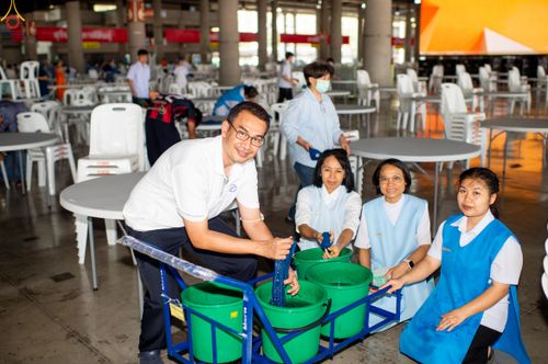 ภาพ No.322332:วันที่ 15 เมษายน พ.ศ.2569 การเตรียมงาน เช็ดโต๊ะ เก้าอี้ ปูผ้าโต๊ะฉัน เพื่องานถวายมหาสังฆทาน 40,000 กว่าวัดทั่วประเทศ วันคุ้มครองโลก 22 เมษายน พ.ศ.2569 วัดพระธรรมกาย