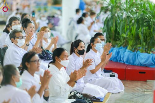 ภาพ No.86329:วันธรรมชัย ปีที่ 55 พิธีทอดผ้าป่ากฐินสมทบครั้งที่1, พิธีเจริญพุทธมนต์ ลูกนิมิตมหาสมบัติฯ พิธีจุดประทีป,พิธีฉลองชัยสวดมนต์บทธัมมจักกัปปวัตนสูตร วันอาทิตย์ที่ 27 สิงหาคม พ.ศ.2566 ณ สภาธรรมกายสากล / มหารัตนวิหารคด วัดพระธรรมกาย