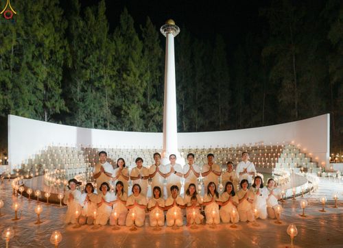 ภาพ No.290258:วันที่ 6 มกราคม พ.ศ. 2569 พิธีจุดประทีปถวายเป็นพุทธบูชา และบูชาธรรมมหาปูชนียาจารย์ (ภาพชุดที่ 2) ณ อนุสรณ์สถานมหาวิหารพระมงคลเทพมุนี (โลตัสแลนด์) อ.สองพี่น้อง จ.สุพรรณบุรี ในโครงการธรรมยาตรา กตัญญูบูชา มหาปูชนียาจารย์ พระมงคลเทพมุนี(สด จนฺทสโร) พระผู้ปรา