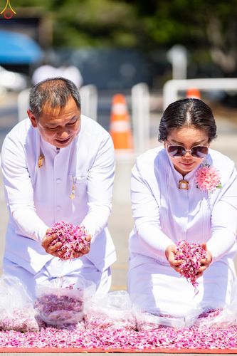 ภาพ No.304114:วันที่ 25 มกราคม พ.ศ. 2569 พิธีต้อนรับพระธรรมยาตรา  รร.สามัคคีราษฏร์บำรุง-วัดพระธรรมกาย ในโครงการธรรมยาตรา กตัญญูบูชา มหาปูชนียาจารย์ พระมงคลเทพมุนี(สด จนฺทสโร) พระผู้ปราบมาร อนุสรณ์สถาน 7 แห่ง ปีที่ 14