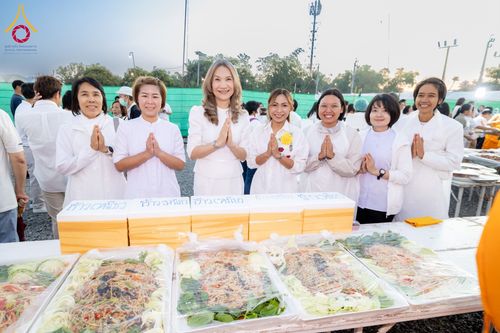 ภาพ No.196911:พิธีถวายภัตตาหารเป็นสังฆทาน แด่พระธรรมยาตรา ณ วัดโบสถ์(บน) ตำบลบางคูเวียง อำเภอบางกรวย จังหวัดนนทบุรี ในโครงการธรรมยาตรา กตัญญูบูชา มหาปูชนียาจารย์ พระมงคลเทพมุนี(สด จนฺทสโร) พระผู้ปราบมาร อนุสรณ์สถาน 7 แห่ง ปีที่ 13 วันที่ 18 มกราคม พ.ศ. 2568