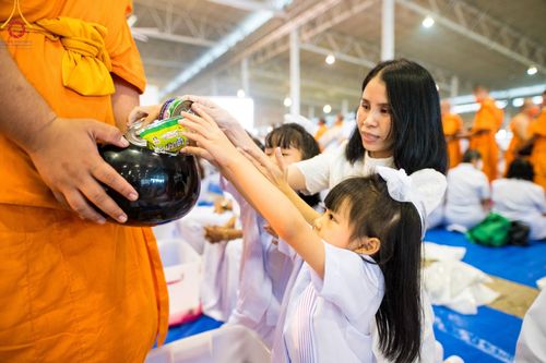 ภาพ No.123013:พิธีตักบาตร และพิธีบูชาข้าวพระ ในวันอาทิตย์ต้นเดือนที่ 4 กุมภาพันธ์ พ.ศ. 2567 ณ วัดพระธรรมกาย จ.ปทุมธานี