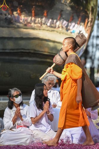 ภาพ No.193252:พิธีต้อนรับพระธรรมยาตรา ณ อนุสรณ์สถาน สถานที่เกิดในเพศสมณะ วัดสองพี่น้อง อำเภอสองพี่น้อง จังหวัดสุพรรณบุรี ในโครงการธรรมยาตรา กตัญญูบูชา มหาปูชนียาจารย์ พระมงคลเทพมุนี(สด จนฺทสโร) พระผู้ปราบมาร อนุสรณ์สถาน 7 แห่ง ปีที่ 13 วันที่ 11 มกราคม พ.ศ. 2568