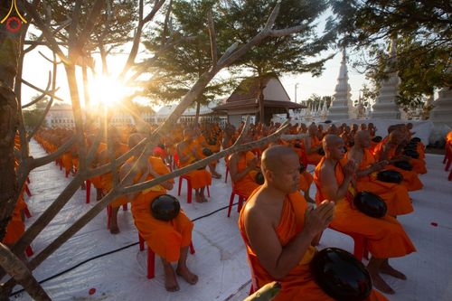 ภาพ No.195334:พิธีตักบาตรพระธรรมยาตรา ณ อนุสรณ์สถานลำดับที่ 3 สถานที่เกิดใหม่ในเพศสมณะ วัดสองพี่น้อง ต.ต้นตาล อ.สองพี่น้อง จ.สุพรรณบุรี ในโครงการธรรมยาตรา กตัญญูบูชา มหาปูชนียาจารย์ พระมงคลเทพมุนี(สด จนฺทสโร) พระผู้ปราบมาร ปีที่ 13 วันที่ 15 มกราคม พ.ศ.2568