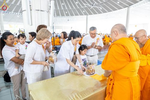 ภาพ No.174638:พิธีถวายภัตตาหารเมนูสวรรค์ เพื่อการบรรลุธรรม ณ หอฉันคุณยายอาจารย์ฯ วัดพระธรรมกาย วันที่ 23 พฤศจิกายน พ.ศ. 2567