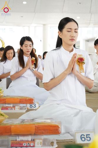 ภาพ No.198056:พิธีถวายภัตตาหารแด่พระภิกษุ สามเณร  บูชาธรรมคุณยายอาจารย์มหารัตนอุบาสิกาจันทร์ ขนนกยูง เนื่องในวาระวันคล้ายวันเกิดครบ 116 ปี วันอาทิตย์ที่ 19 มกราคม พ.ศ. 2568 ณ หอฉันคุณยายอาจารย์ฯ วัดพระธรรมกาย