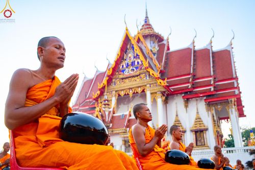 ภาพ No.197633:พิธีตักบาตรพระธรรมยาตรา ณ อนุสรณ์สถานลำดับที่ 4 สถานที่เกิดด้วยกายธรรม วัดโบสถ์(บน) ต.บางคูเวียง จ.นนทบุรี ในโครงการธรรมยาตรา กตัญญูบูชา มหาปูชนียาจารย์ พระมงคลเทพมุนี(สด จนฺทสโร) พระผู้ปราบมาร อนุสรณ์สถาน 7 แห่ง ปีที่ 13 วันที่ 19 มกราคม พ.ศ. 2568