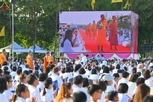 ภาพ No.192639:พิธีจุดประทีปถวายเป็นพุทธบูชา และบูชาธรรมมหาปูชนียาจารย์ ณ อนุสรณ์สถานคลองบางนางแท่น อ.สามพราน จ.นครปฐม ในโครงการธรรมยาตรา กตัญญูบูชา มหาปูชนียาจารย์ พระมงคลเทพมุนี(สด จนฺทสโร) พระผู้ปราบมาร อนุสรณ์สถาน 7 แห่ง ปีที่ 13 วันที่ 10 มกราคม พ.ศ. 2568