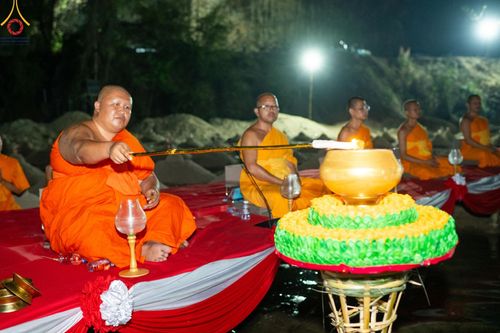 ภาพ No.138634:Photo Story  มหัศจรรย์วัดดงดินแดง Episode 6 พระภิกษุ-สามเณร ในโครงการบรรพชาอุปสมบทหมู่  กว่า 500 รูป และศีลจาริณีกว่า 300 คน ร่วมกันก่อพระเจดีย์ทราย 20,000 องค์ และจุดประทีป  บูชาธรรม 80 ปี หลวงพ่อธมฺมชโย กลางลำน้ำแม่ตื่น