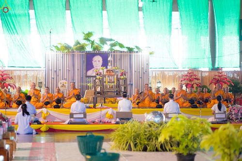 ภาพ No.246603:วันที่ 14 กันยายน พ.ศ. 2568 พิธีตักบาตรฉลองพระใหม่ ในโครงการอุปสมบทหมู่บูชาธรรม ครบรอบ108ปี วันครูผู้ค้นพบวิชชาธรรมกาย ณ วิหารคด วัดพระธรรมกาย