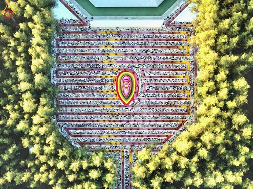 ภาพ No.188754:พิธีต้อนรับพระธรรมยาตรา ในโครงการธรรมยาตรา กตัญญูบูชา มหาปูชนียาจารย์ พระมงคลเทพมุนี(สด จนฺทสโร) พระผู้ปราบมาร อนุสรณ์สถาน 7 แห่ง ปีที่ 13 วันที่ 3 มกราคม พ.ศ. 2568 ณ อนุสรณ์สถานมหาวิหารพระมงคลเทพมุนี (โลตัสแลนด์) อ.สองพี่น้อง จ.สุพรรณบุรี