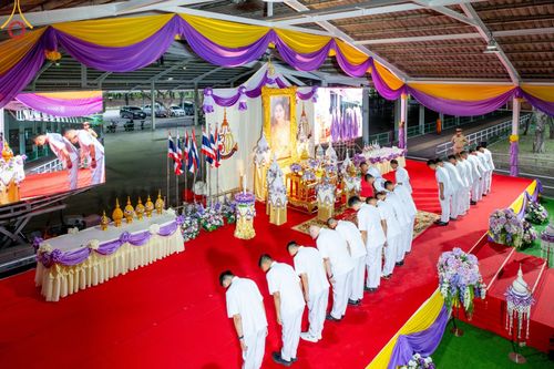 ภาพ No.138956:กิจกรรมเฉลิมพระเกียรติ สมเด็จพระนางเจ้าฯ พระบรมราชินี เนื่องในโอกาสวันเฉลิมพระชนมพรรษา พิธีเจริญพระพุทธมนต์ , ทำบุญตักบาตรพระสงฆ์ ถวายพระราชกุศล , พิธีถวายเครื่องราชสักการะ , และพิธีจุดเทียนถวายพระพรชัยมงคล วันที่ 3 มิถุนายน พ.ศ. 2567 ณ อาคารโถงช้าง วัดพ