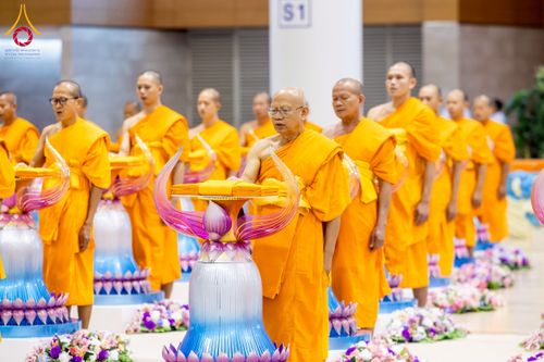ภาพ No.215702:วันอาทิตย์ต้นเดือนที่ 6 เมษายน พ.ศ. 2568 พิธีทอดผ้าป่าสมทบ เพื่องานถวายมหาสังฆทาน 40,000 กว่าวัดทั่วประเทศ ณ สภาธรรมกายสากล วัดพระธรรมกาย