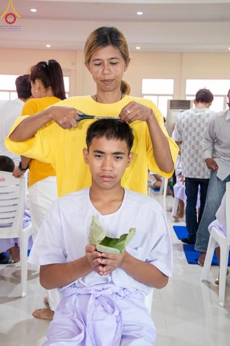 ภาพ No.59115:พิธีปลงผมและแห่นาคธรรมทายาท ในโครงการบรรพชาสามเณร ภาคฤดูร้อน เฉลิมพระเกียรติพระบาทสมเด็จพระเจ้าอยู่หัว เนื่องในโอกาส  พระราชพิธีมหามงคลเฉลิมพระชนมพรรษา 6 รอบ  ปลงผมนาคในวันที่ 21 เมษายน พ.ศ 2567 ณ วัดกลางธนรินทร์ (ธรรมอุทยานบ้านแป้ง)