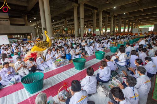 ภาพ No.115466:พิธีตักบาตรฉลองพระใหม่ ในโครงการอุปสมบทหมู่บูชาธรรม 115 ปี คุณยายอาจารย์มหารัตนอุบาสิกาจันทร์ ขนนกยูง วันที่ 19  มกราคม พ.ศ. 2567 ณ มหารัตนวิหารคด วัดพระธรรมกาย