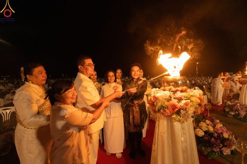 ภาพ No.175941:พิธีจุดประทีปโคมลาน, โคมลอยและลอยกระทง ถวายประทีปเป็นพุทธบูชา สร้างความสว่างไสวให้กับแผ่นดินด้วยแสงธรรม วันที่ 15 พฤศจิกายน พ.ศ. 2567 ณ พุทธอุทยานนานาชาติ อ.โพนพิสัย จ.หนองคาย