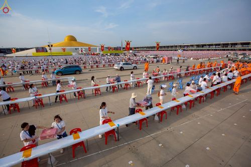 ภาพ No.225050:วันที่ 20 - 27 เมษายน พ.ศ. 2568 "ภาพแห่งความปลื้มที่ไม่มีวันจบ" คณะสงฆ์สามเณร เจ้าหน้าที่ และสาธุชน ร่วมแรงร่วมใจกันเตรียมงานและเก็บงาน เพื่อวันคุ้มครองโลก พิธีถวายมหาสังฆทานคณะสงฆ์ 40,000 กว่าวัดทั่วประเทศ