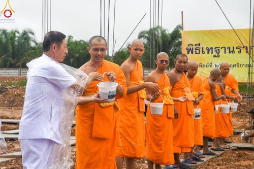 ภาพ No.100428:พิธีทอดกฐินสามัคคี และพิธีเทฐานรากอาคาร สร้างโรงทานหมู่บ้านปฎิบัติธรรม ณ ศูนย์อบรมเยาวชนปัตตานี วันที่ 26 พฤศจิกายน พ.ศ. 2566